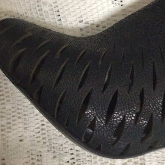 Very nice condition high heels are Vince Camuto in a 61/2 - Picture 3 of 6